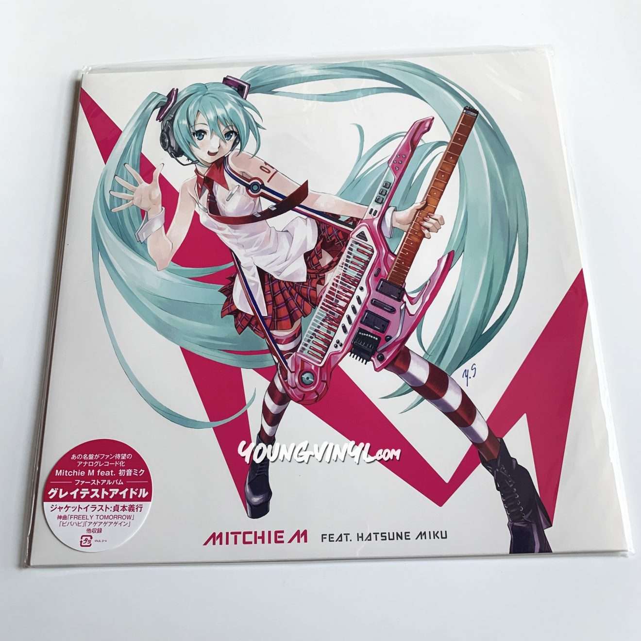 hatsune miku vinyl figure